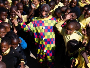 Nal'ibali is proud to collaborate with Clowns Without Boarders